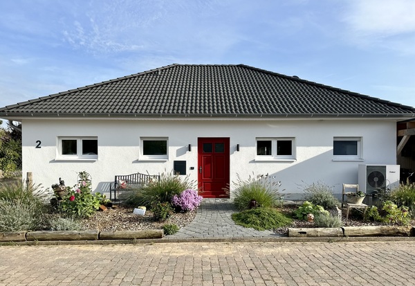 Moderner Bungalow mit hoher Energieeffizienz und zeitlosem Design