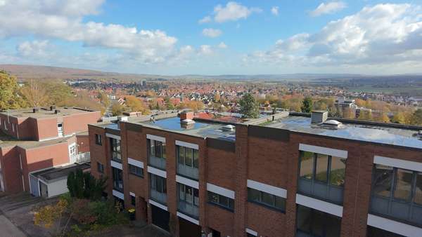 Modernes Reihenhaus mit Split-Level-Architektur und Garten – ruhige Lage in Springe mit Ausblick