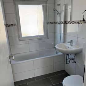 Badezimmer (1.OG rechts)